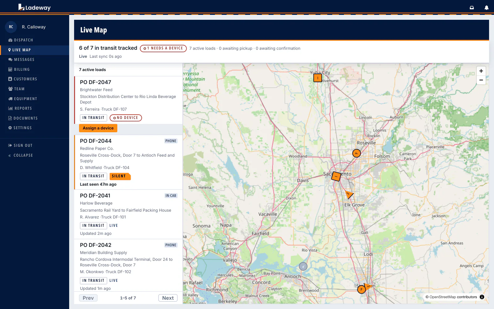 Ladeway's live map. Truck markers sit across the Sacramento Valley between Yuba City, Sacramento and Elk Grove, and a rail of load cards runs down the left. The load with no device on it is pinned to the top in amber with an Assign a device button, and a load whose phone has gone quiet is greyed out beneath it.